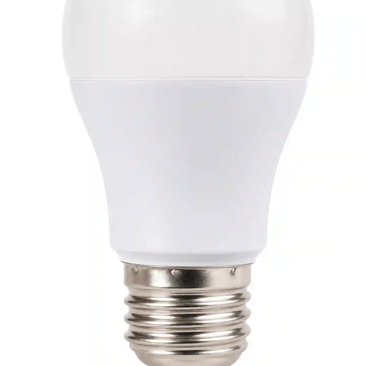 Detail chladicí části těla LED žárovky pod matnou baňkou